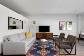 Modern DT 1BR with Free Parking by Zencity